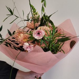 Floristen skapar aprikos,rosa