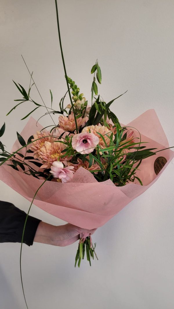 Floristen skapar aprikos,rosa